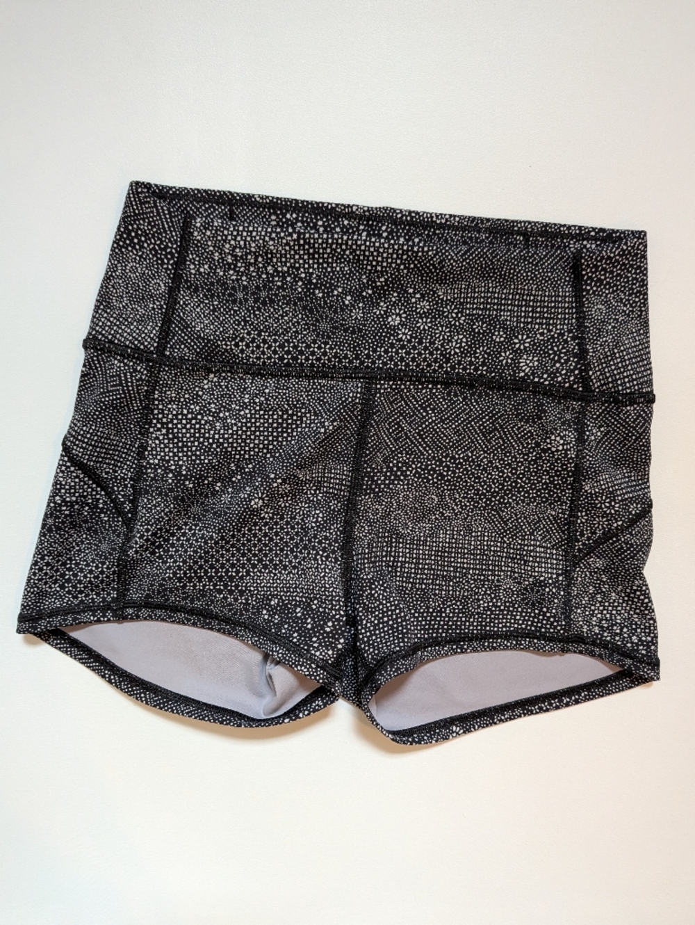 Lululemon In Movement Shorts 💎 RARE 💎